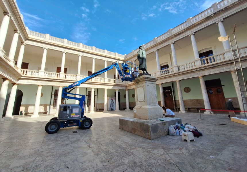 Proceso de restauración de la escultura en el Claustro de la UV.